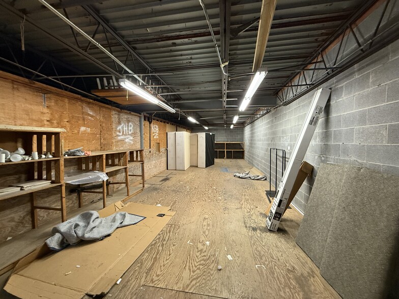 More Photos Of 221 S Poplar St, Elizabethtown General Retail For Lease