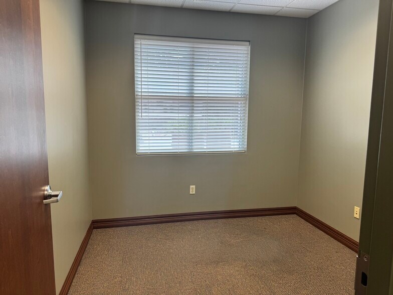 More Photos Of 306 W Sunset Rd, San Antonio Office For Lease