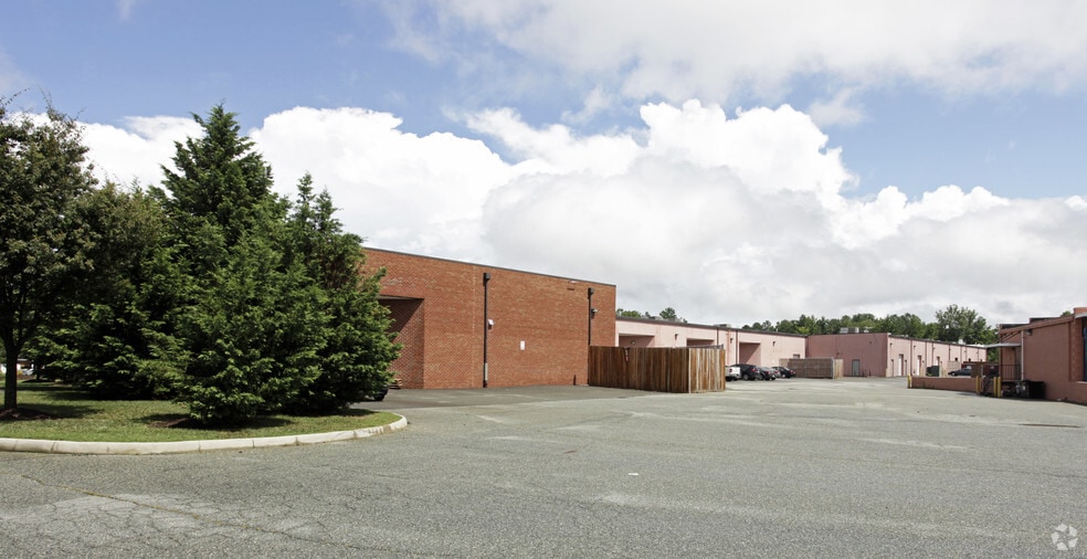 More Photos Of 9555 Kings Charter Dr, Ashland Showroom For Lease