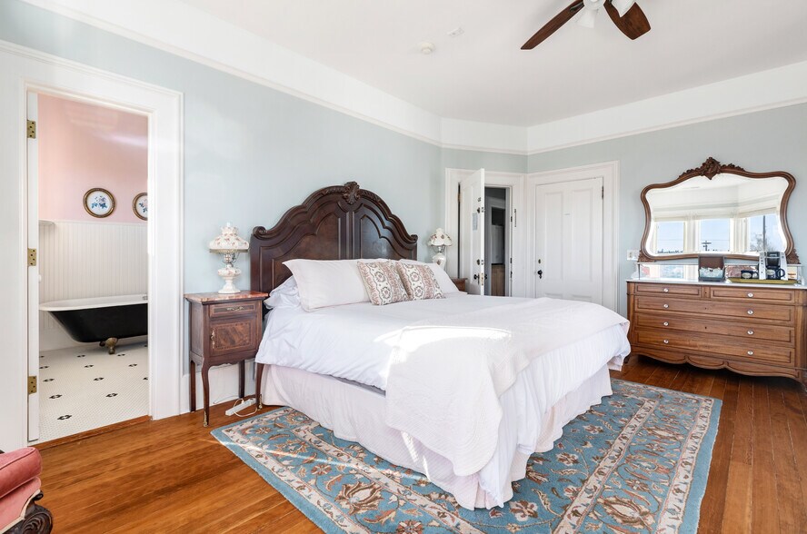 More Photos Of 704 N Main St, Coupeville Hospitality For Sale