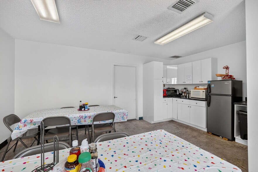 More Photos Of 2202-2204 W 78th St, Hialeah Warehouse For Sale