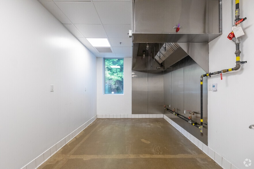 More Photos Of 545 Keele St, Toronto Warehouse For Lease