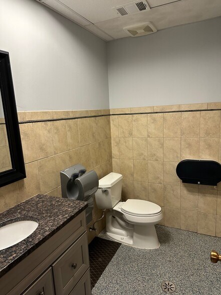 More Photos Of 435 W 194th St, Glenwood Manufacturing For Lease