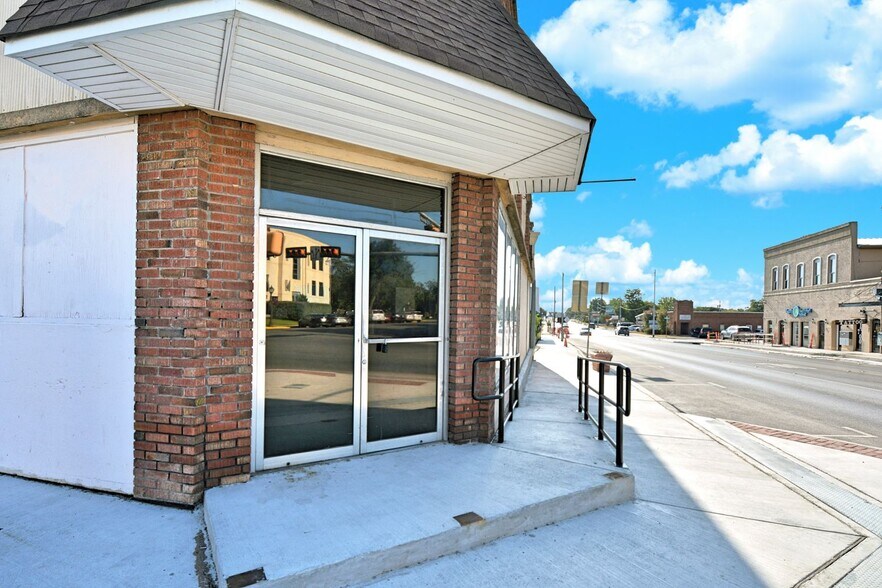 More Photos Of 200 E Court St, Seguin General Retail For Sale