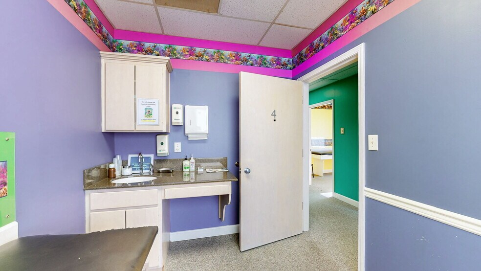 More Photos Of 1701 Spring St, Jeffersonville Medical For Sale
