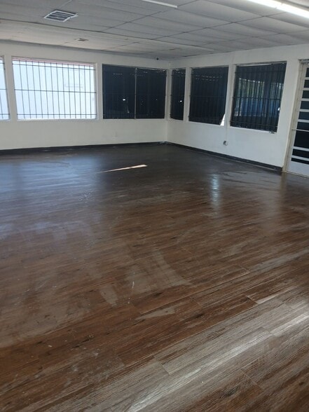 More Photos Of 6111 SRL Thornton Freeway, Dallas General Retail For Lease