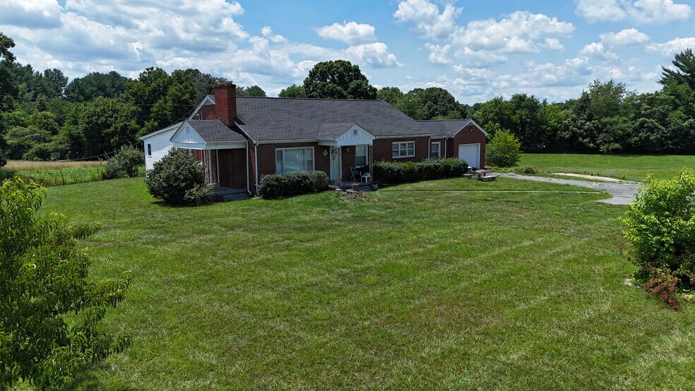 More Photos Of 5207 N Roan St, Gray Specialty For Sale