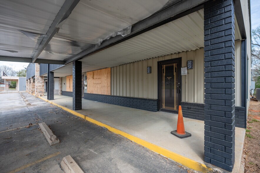 More Photos Of 211 S Magnolia St, Woodville Flex For Sale