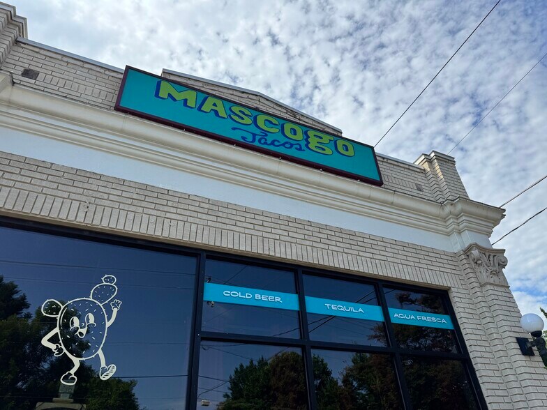 More Photos Of 900-910 W College Ave, Decatur Storefront For Lease