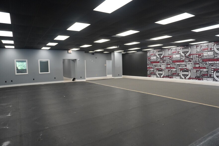 More Photos Of 4809-4817 E Douglas Ave, Wichita Storefront Retail Office For Lease
