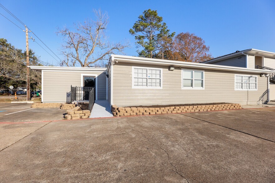 More Photos Of 715 Cedar Bayou Rd, Baytown Office Residential For Lease