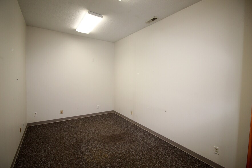 More Photos Of 2509 W 2nd St, Marion Office For Lease