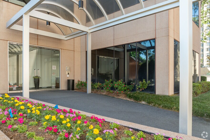 More Photos Of 675 Bering Dr, Houston Office For Lease