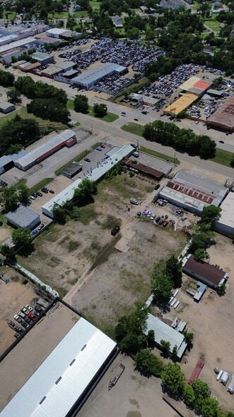 Primary Photo Of 6310 N Shepherd Dr, Houston Auto Salvage Facility For Sale
