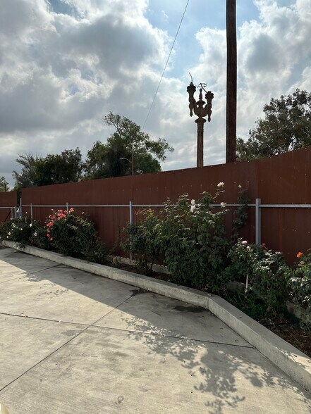 More Photos Of 4437 Telegraph Rd, Los Angeles Warehouse For Sale