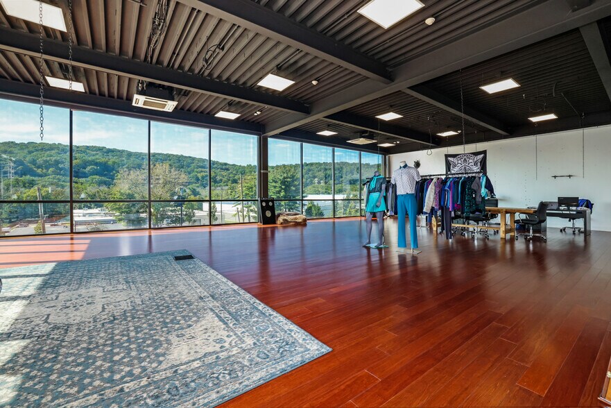 More Photos Of 168 Saw Mill River Rd, Hawthorne Distribution For Lease