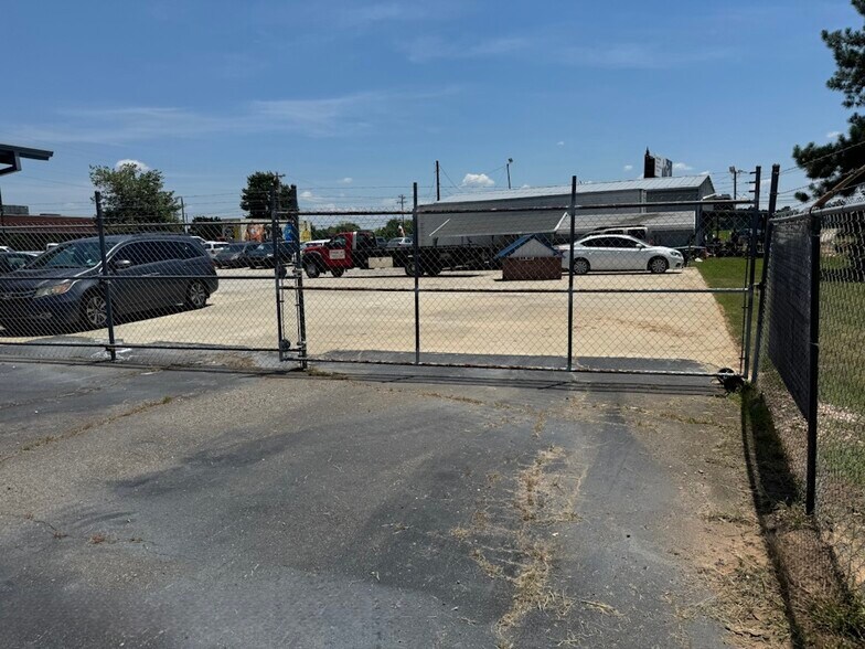 More Photos Of 975-979 E Liberty St, York Auto Dealership For Sale