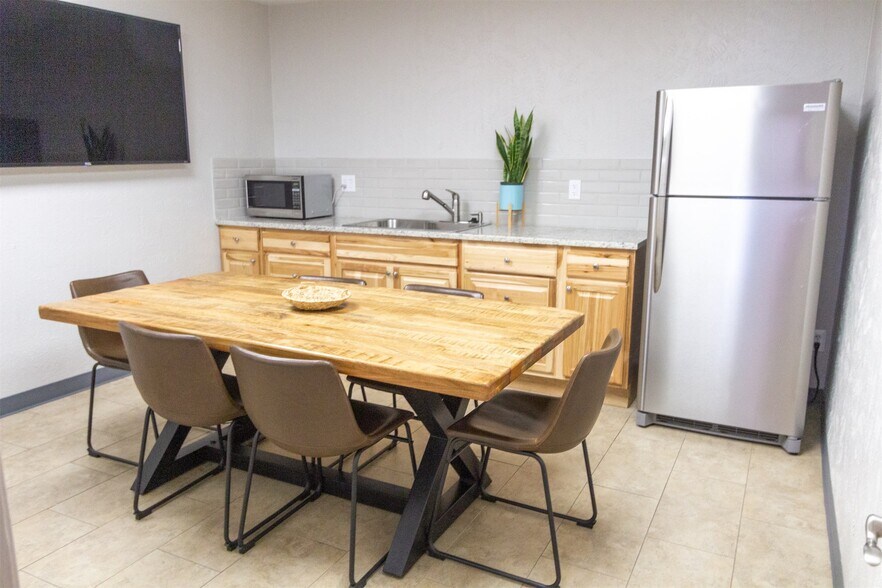 More Photos Of 916 S Locust St, Denton Warehouse For Lease