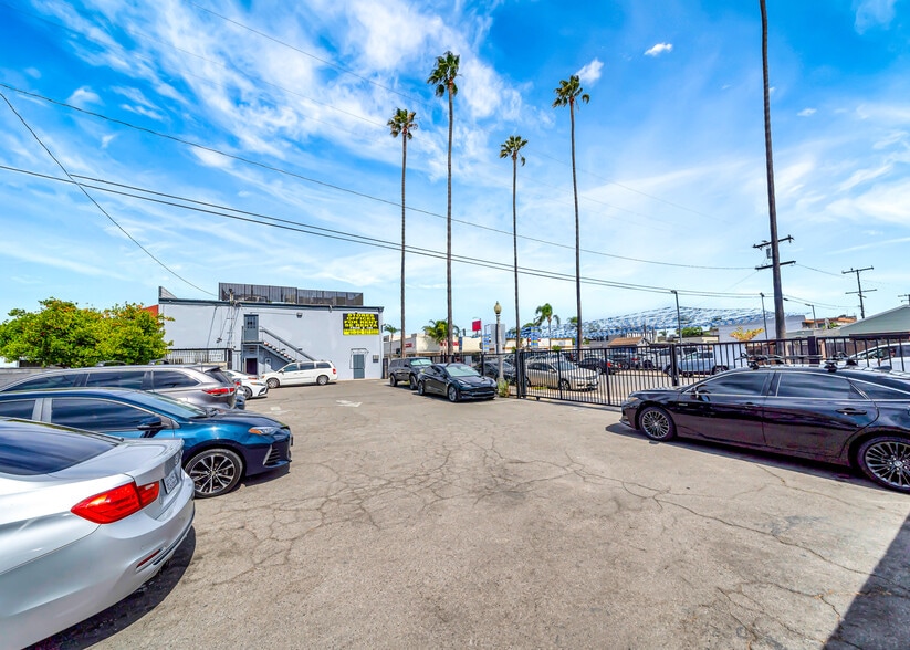 More Photos Of 1926 S Main St, Santa Ana Office For Lease