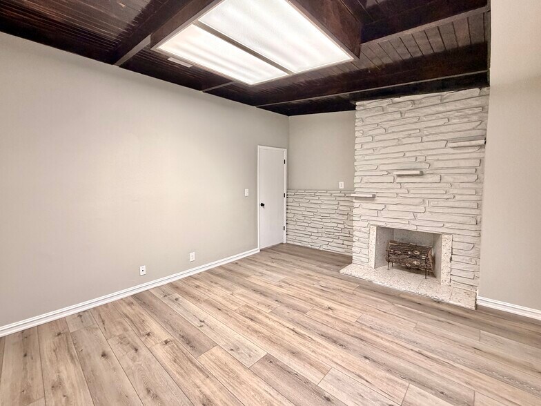 More Photos Of 1030 W Main St, Jenks Office For Sale