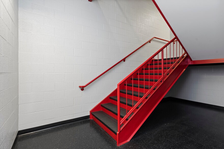 More Photos Of 1514 Commerce Ave, Carlisle Light Distribution For Lease