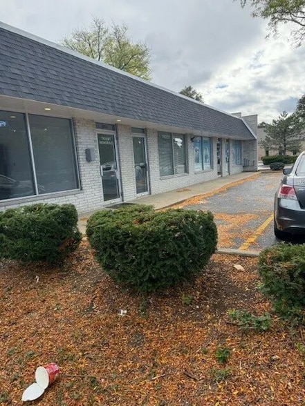 More Photos Of 9849-9853 Gross Point Rd, Skokie Office For Lease