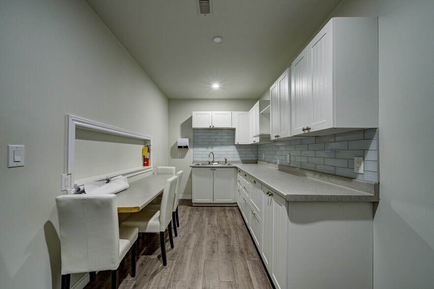 More Photos Of 1367 Mosley St, Wasaga Beach Office For Sale