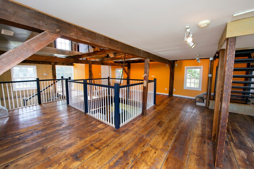 More Photos Of 30 W Bridge St, New Hope Freestanding For Lease