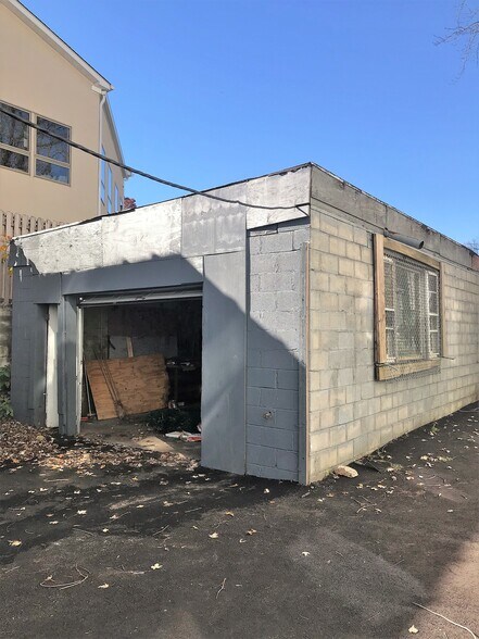 More Photos Of 157 Smith St, Newark Storefront Retail Office For Sale