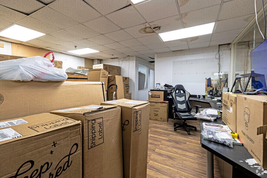 More Photos Of 830 Barry St, Bronx Warehouse For Lease