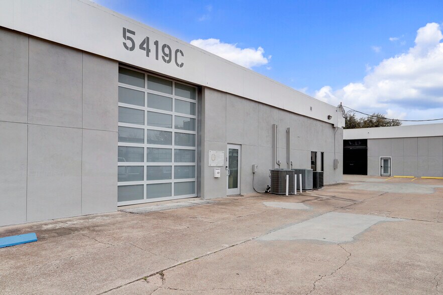 More Photos Of 5419 Clarewood Dr, Houston Manufacturing For Lease