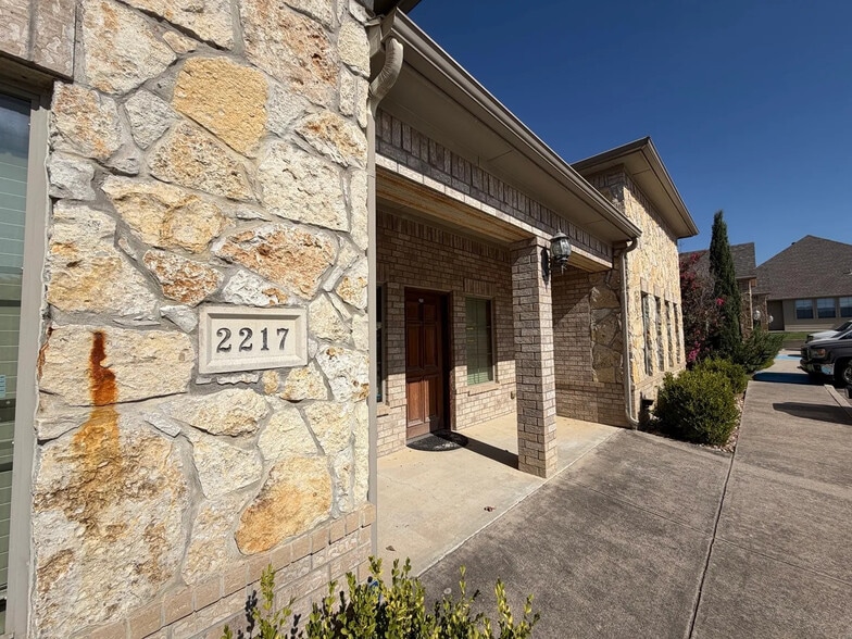 More Photos Of 2217 Martin Dr, Bedford Medical For Lease
