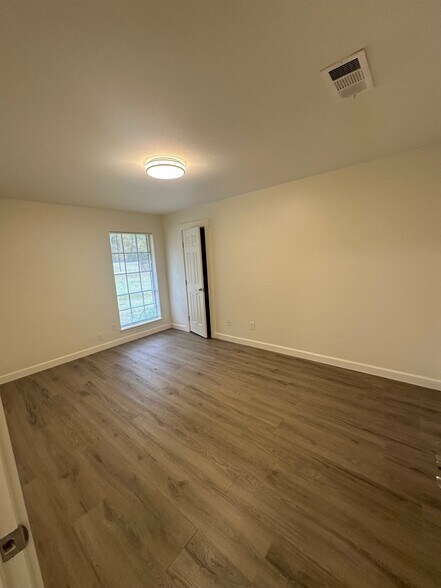 More Photos Of 2043 Cherry Laurel Dr, Spring Office For Lease