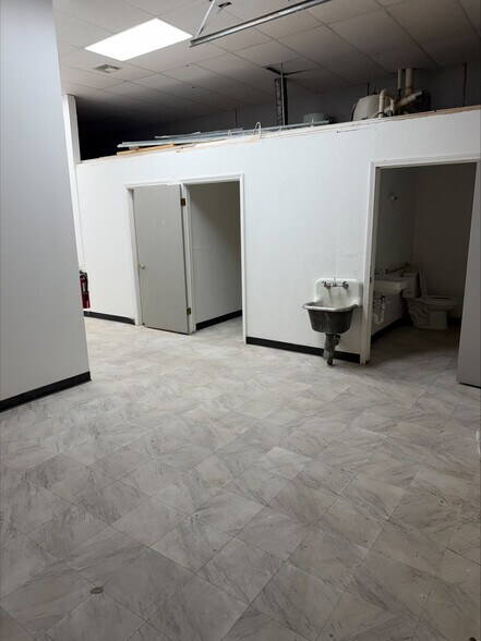 More Photos Of 6210-6220 NW Expressway St, Oklahoma City Unknown For Lease