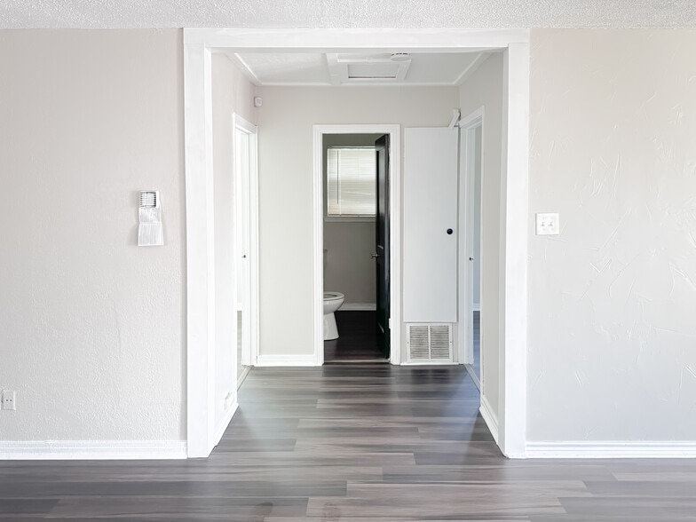 More Photos Of 1419 S Main St, Weatherford Storefront Retail Office For Sale