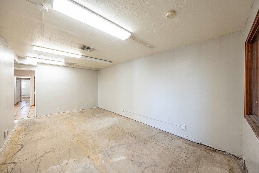 More Photos Of 5146 Maine Ave, Baldwin Park Flex For Lease