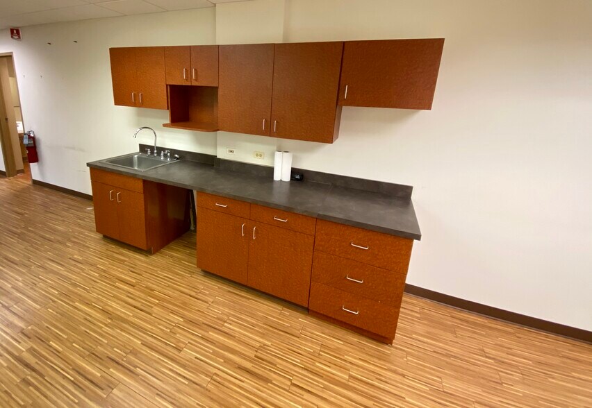 More Photos Of 165 E Commerce Dr, Schaumburg Flex For Lease