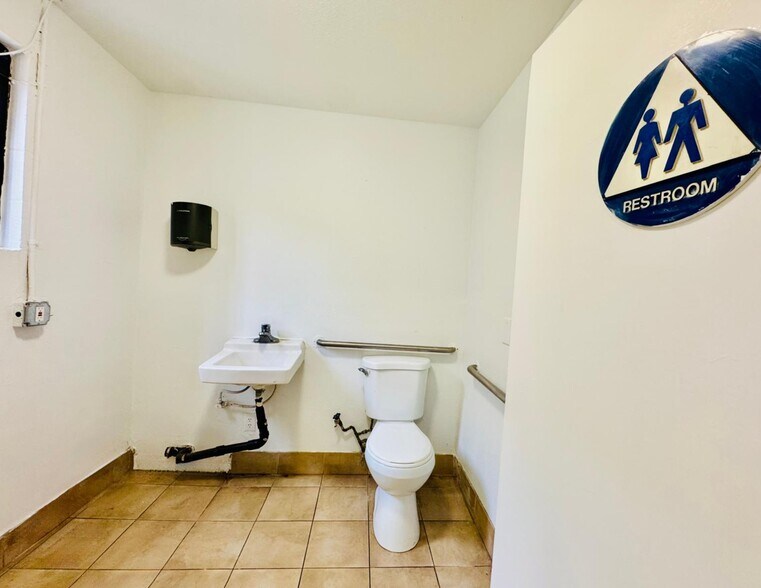 More Photos Of 3701 W 3rd St, Los Angeles Unknown For Lease