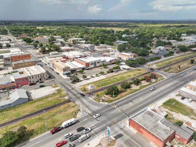 More Photos Of 1118 18th St, Hondo Storefront For Sale