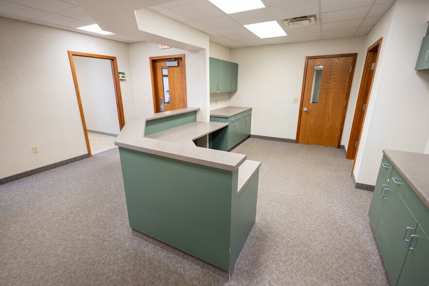 More Photos Of 1110 Oak Ridge Dr, Eau Claire Medical For Lease