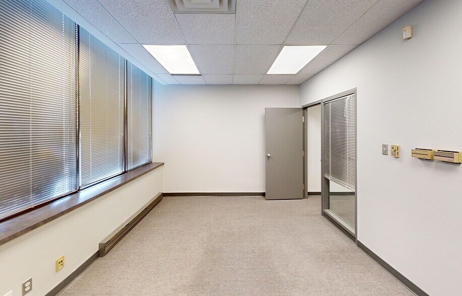 More Photos Of 114 Regent Av W, Winnipeg Medical For Lease