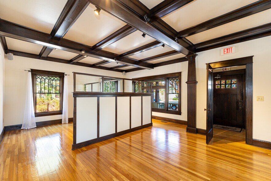 More Photos Of 717 W Riordan Rd, Flagstaff Storefront Retail Office For Sale