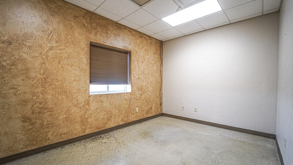 More Photos Of 5500 SW Moody St, Victoria Manufacturing For Sale