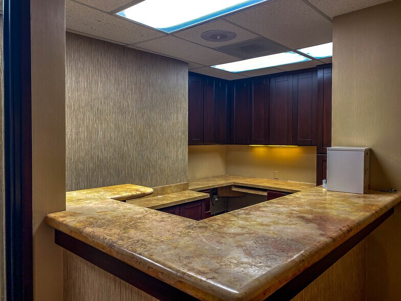 More Photos Of 29525 Canwood St, Agoura Hills Medical For Lease