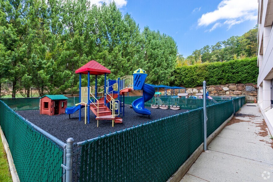 More Photos Of 100 Beard Sawmill Rd, Shelton Office For Lease