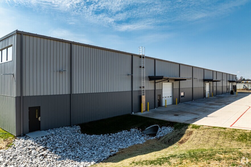 More Photos Of 2960 E Jean St, Springfield Warehouse For Lease