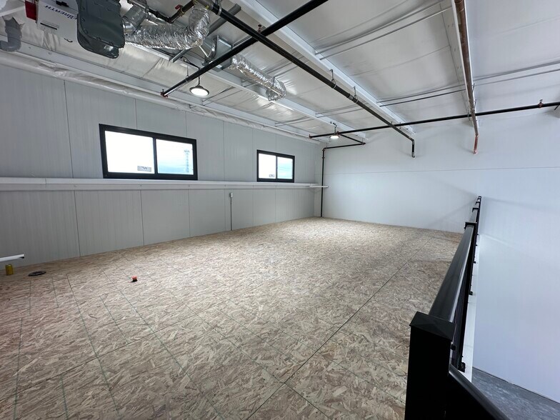 More Photos Of 12 Heatherglen Pl, Calgary Manufacturing For Lease