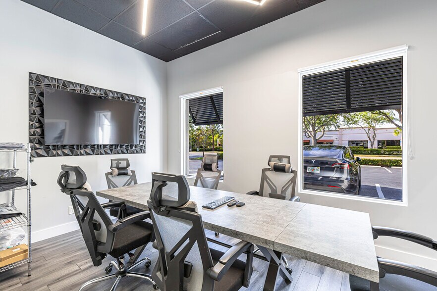 More Photos Of 3550 Westview Dr, Naples Showroom For Sale