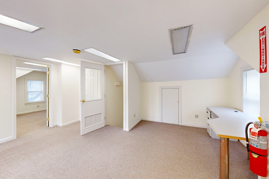 More Photos Of 17 Lark Ave, Saugus Office For Lease