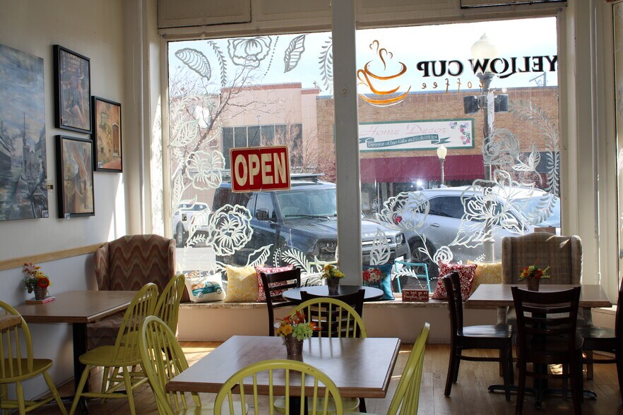 More Photos Of 927 Main St, Evanston General Retail For Lease